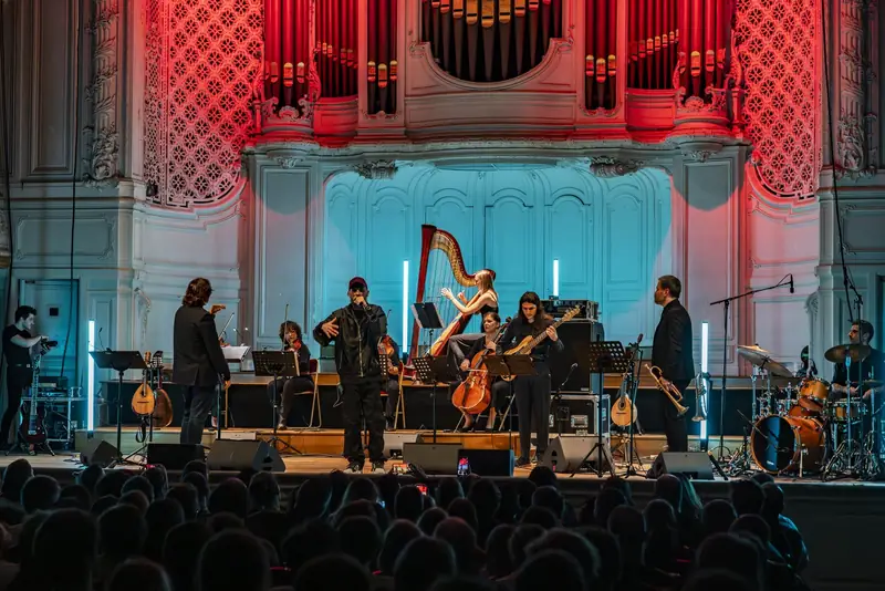 Ensemble baroque et harpe devant l’orgue