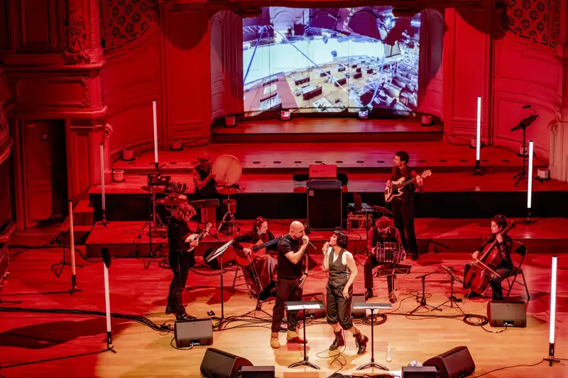 Orchestre sur scène sous des lumières rouges