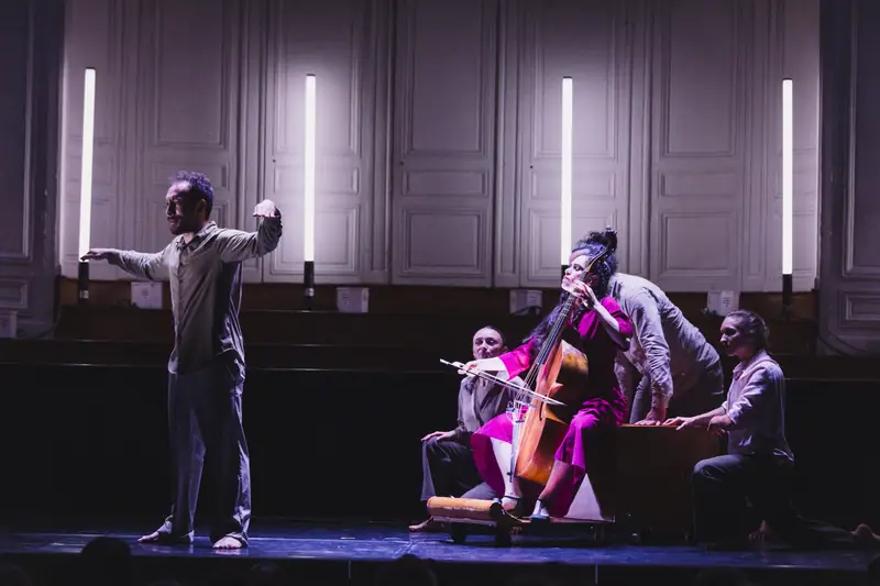 Danseurs et viole de gambe sur scène