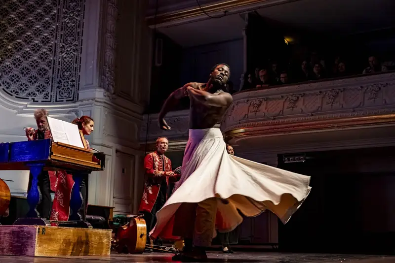 Danseuse tournoyante accompagnée de musiciens