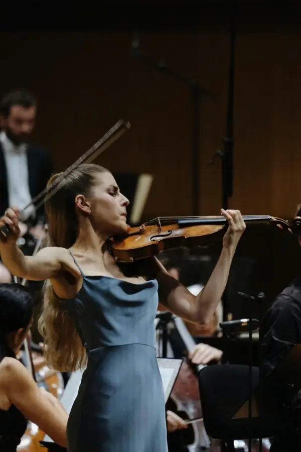 Manon Galy au violon avec un orchestre